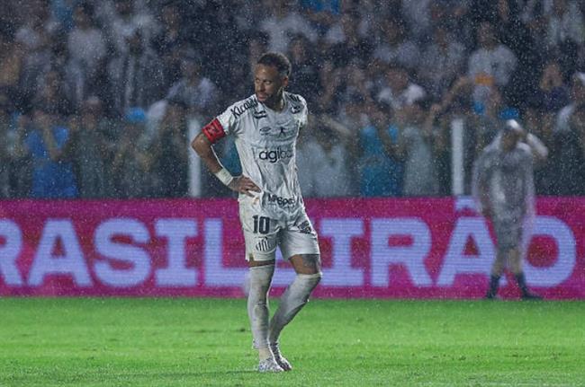 Neymar nổi giận sau khi nhận thẻ đỏ vì che miệng