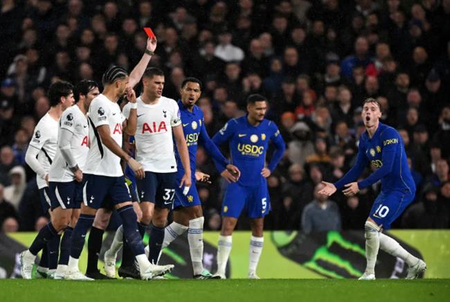Cole Palmer xin lỗi sau tấm thẻ đỏ trước Tottenham