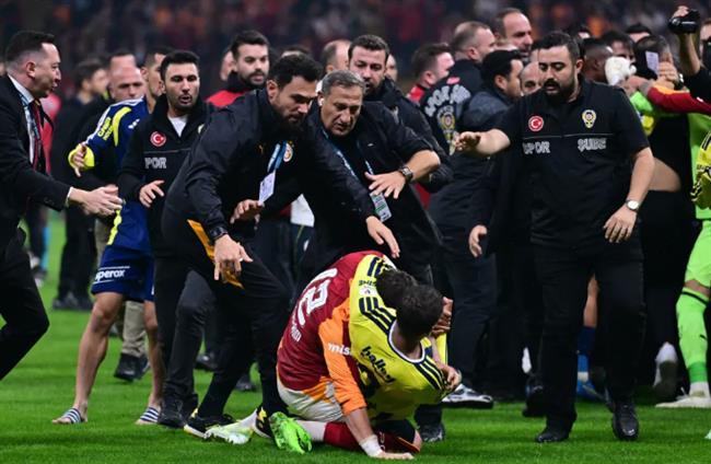 Ẩu đả dữ dội ở đại chiến Galatasaray vs Fenerbahce