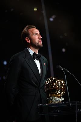 Harry Kane trở thành cầu thủ Anh đầu tiên giành QBV sau 25 năm 1 Harry Kane trở thành cầu thủ Anh đầu tiên giành QBV sau 25 năm 1