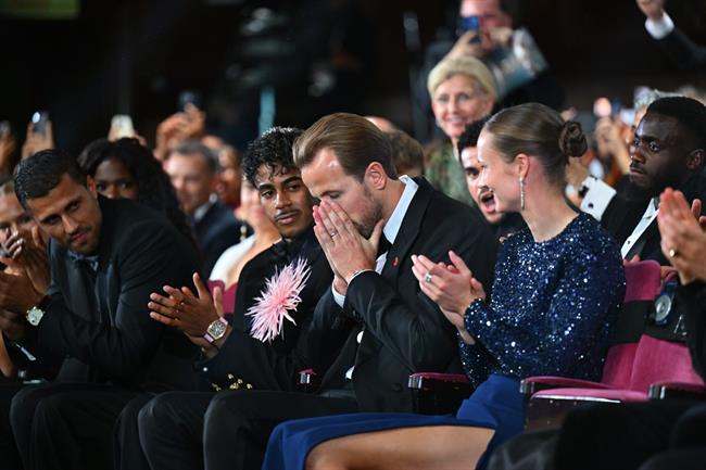 Harry Kane trở thành cầu thủ Anh đầu tiên giành QBV sau 25 năm