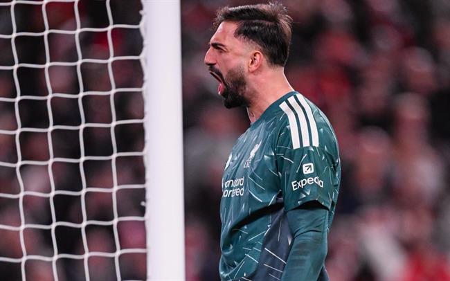 Người hùng Liverpool mang sai "phao" ở loạt penalty trước Chelsea