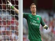 Hai thủ môn tốt nhất cùng chấn thương, Wenger tính chuyện mua người gác đền
