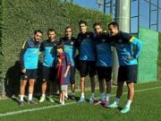 Sao Barca thăm chú bé "không bàn chân" ở lò La Masia