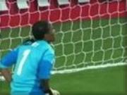 Pha bắt penalty siêu tệ của thủ môn nữ