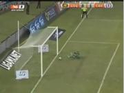 Cú 11m thành bàn nhờ ... mông của thủ môn đối phương