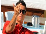 Ronaldo giơ 'ngón tay thối', sỉ nhục phóng viên
