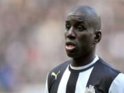 Arsene Wenger bất ngờ nhắm Demba Ba cho chợ Đông