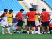 Tình hình ĐT Việt Nam: Minh Đức đổ gục xuống sân vì chấn thương gối