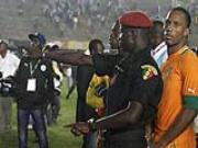 Loạt ngôi sao Premier League hú vía vì bạo loạn