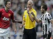 Cận cảnh cú giật cùi chỏ của Robin Van Persie nhằm vào Cabaye