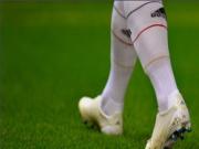 Oezil bị cấm đi giày Adidas trong 180 ngày