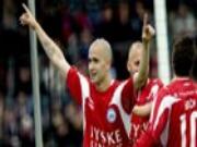 Bàn thắng sau cú giao bóng ở giữa sân