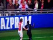 Tình huống cứu bóng hài hước theo kiểu "gậy ông đập lưng ông"