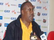 Chuyện lạ: Lỡ chuyến bay, HLV chỉ đạo trận đấu qua... Skype