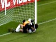 Những bàn thua "hài không đỡ nổi" của giới thủ môn