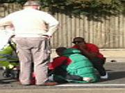 Ra tay nghĩa hiệp trên đường đến sân đấu, Ashley Young ghi điểm