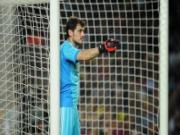 Mourinho muốn "tống khứ" Casillas sang Barca?