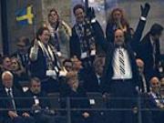 Thủ tướng Thụy Điển phát cuồng trên khán đài sau màn lội ngược dòng khó tin của đội nhà