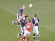 Cầu thủ cùng đội "sứt đầu mẻ trán" vì ham bóng