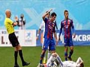 Sao tuyển Nga "giở võ" hành hung đối thủ trên sân