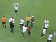 Cầu thủ nhí đánh nhau như phim kungfu