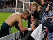 Ronaldo, Pepe ghi điểm ở Ajax với tấm lòng nhân hậu