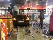 Say rượu, sao bóng đá lái Porsche phá nát trạm xăng