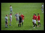 Tức giận vì bị đuổi, cầu thủ quăng áo, đạp biển quảng cáo rồi sỉ nhục khán giả