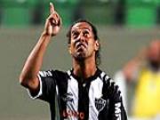 Ronaldinho khóc nức nở sau khi ghi tuyệt phẩm
