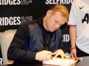 Tự truyện 'ế', Rooney vẫn được hàng trăm fan xin chữ ký