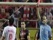 Bị Fabregas qua mặt, trọng tài Mateu Lahoz phải trả giá