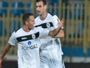 Cú đánh gót thành bàn "nhanh như điện"