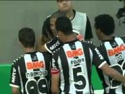 Cú sút thành bàn "xâu kim" đến 2 cầu thủ của Ronaldinho