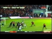 Thủ môn thành người hùng với bàn thắng 'quý như vàng'