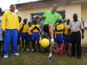 Pepe chơi bóng đá với các trẻ em khiếm thính tại Gabon