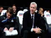 Khi Alan Pardew cười vào mặt Arsene Wenger