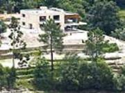 Nhà Ronaldo bị du khách "nhòm ngó"