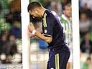 Real Madrid: Giương cờ trắng đầu hàng thật rồi!