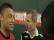 Hai "Pháo thủ trẻ" đọ tài vui vẻ