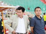 Phí "lót tay” bóp méo bóng đá Việt