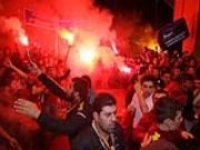 Sir Alex và các học trò bị dằn mặt tại sân bay: Chẳng xi-nhê!