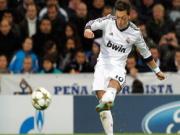 Mổ xẻ kiểu đá phạt dị thường của Mesut Oezil