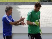 Bị Mourinho liên tục “đì”, Casillas tính chuyện ra đi