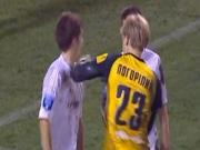 Thủ môn bị đuổi vì giở võ quyền Anh