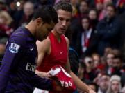 Xin áo Van Persie, Andre Santos đã "sỉ nhục" Arsenal?