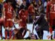 Va chạm nảy lửa: "Đo sân" vì đầu va...đầu gối!