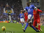 Luis Suarez bị cáo buộc suýt làm gãy chân cầu thủ đối phương, Gerrard đành phải xin lỗi