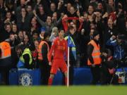 Trở thành người hùng của Liverpool, Luis Suarez vẫn phải "lủi thủi" ăn mừng một mình