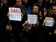 HLV Benitez bị fan Chelsea xua đuổi